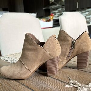 Ugg Koolaburra by Ortholite Suede ankle boot size 8